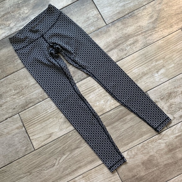 Lululemon • Black & Gray Wunder Under Leggings • 4 - Picture 16 of 16
